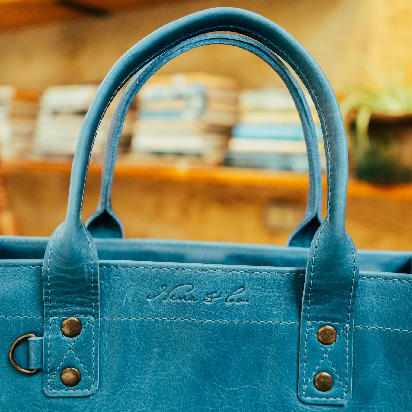 MEDIUM PERFECT TRAVEL TOTE - FULL LEATHER - CERULEAN