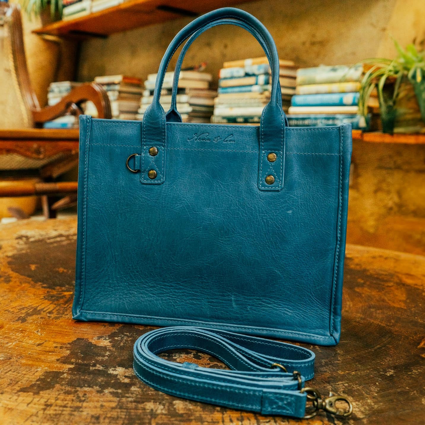 MEDIUM PERFECT TRAVEL TOTE - FULL LEATHER - CERULEAN